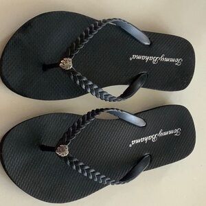 TOMMY BAHAMA Black flip flops size 8